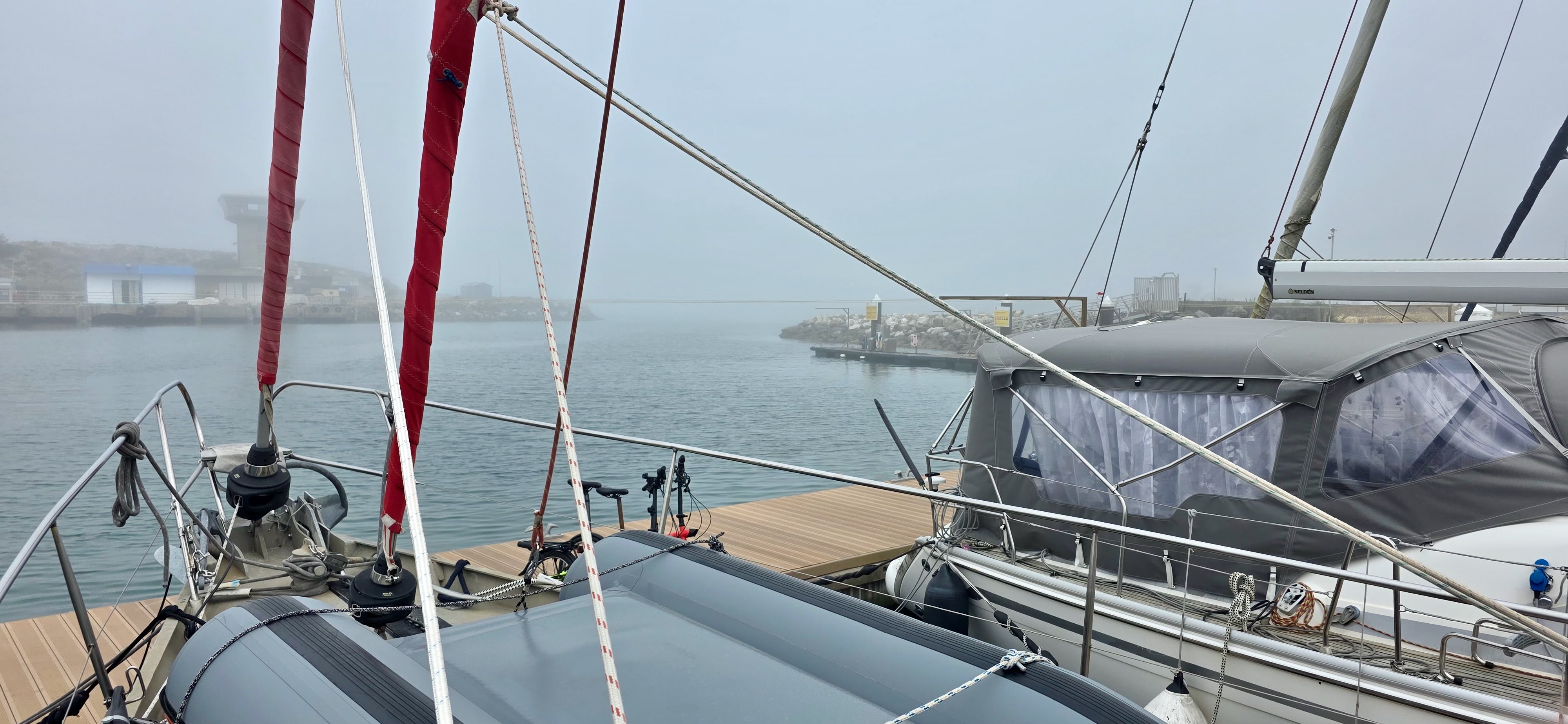 Kalter Küstennebel wie in San Francisco über der Marina Nazaré
